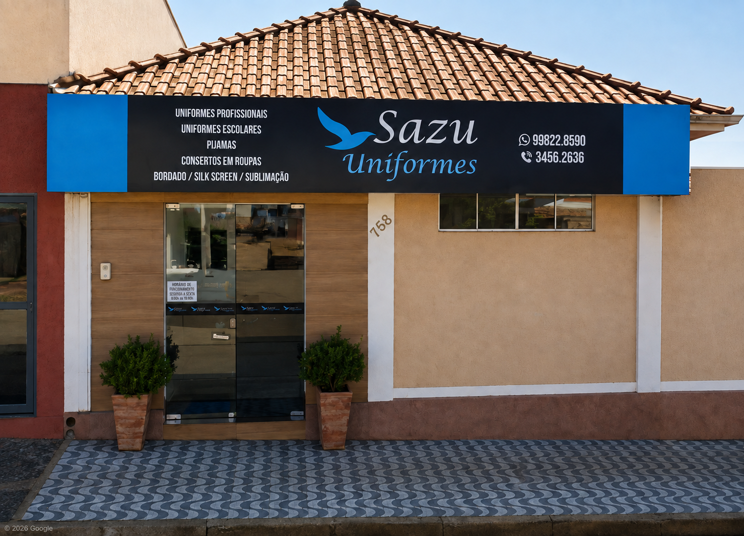 Fachada da Sazu Uniformes com placa e entrada principal